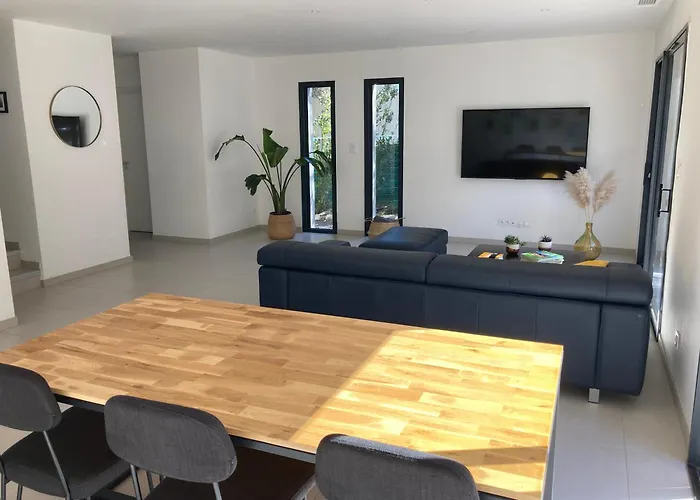 Contemporaine Avec Piscine Sussargues