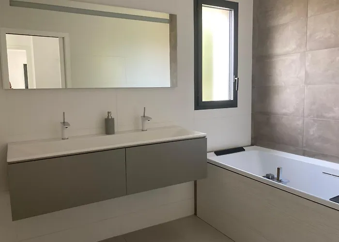 Вилла Contemporaine Avec Piscine Sussargues